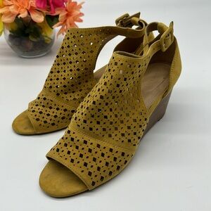 Violet & Red Sandra Yellow Gold Cut Out Wedge Sandals Size 10 MCW5646A